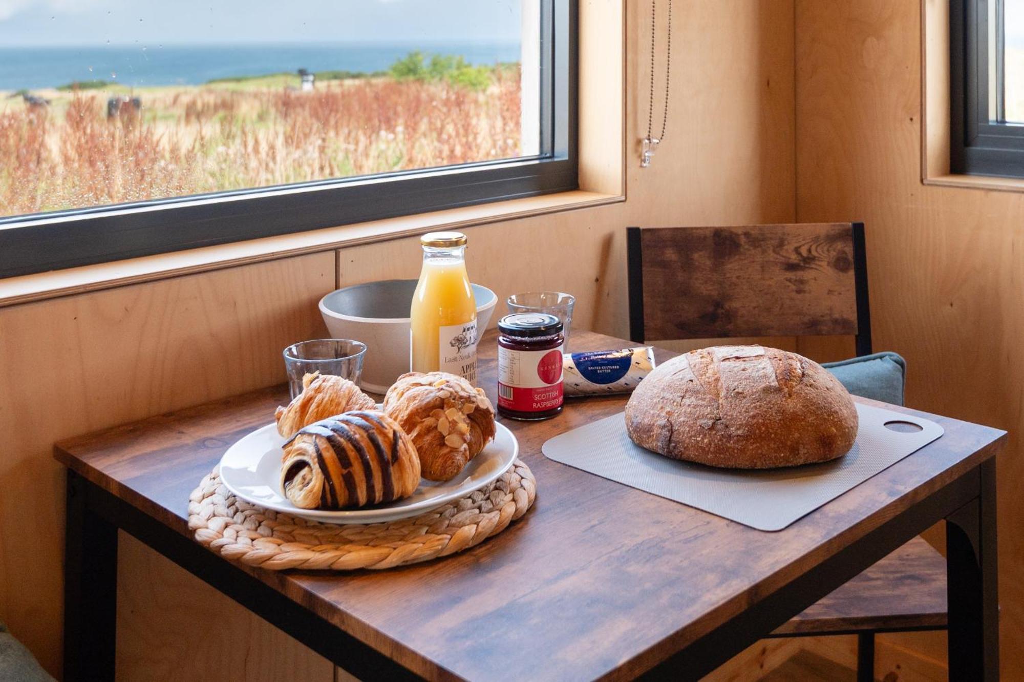 Rustic Cabins, Sea Views From Rewilded Farm With Highland Cows セント・アンドルーズ エクステリア 写真